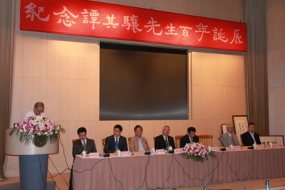上海社科院常委副院长左学金研究员致辞