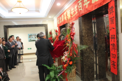 复旦大学党委书记、上海市社联主席秦绍德教授与谭其骧长子谭德睿为铜像揭幕